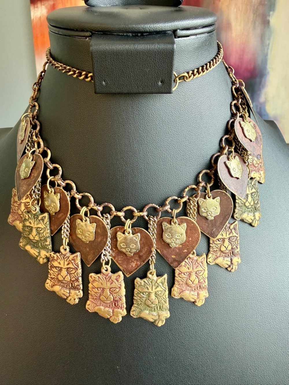VINTAGE BRASS AND BRONZE TONE ARTISTIC CATS METAL CHARM NECKLACE